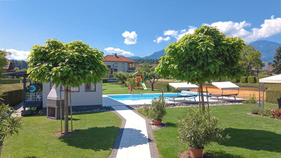 Gartenweg zur Badehütte und zum Pool, Berge im Hintergrund