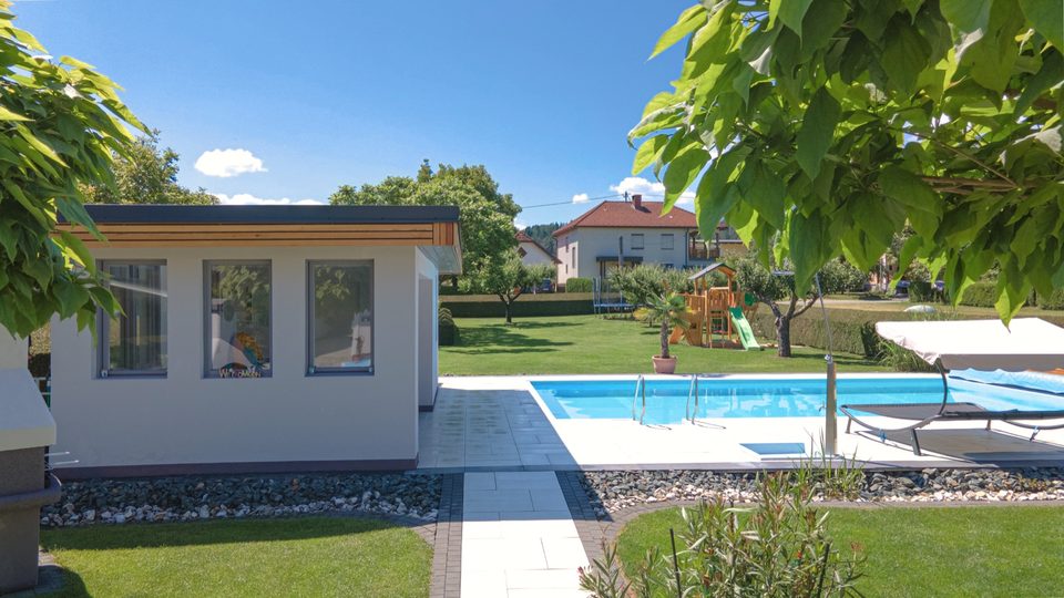 Badehütte mit großen Fenstern direkt am Pool
