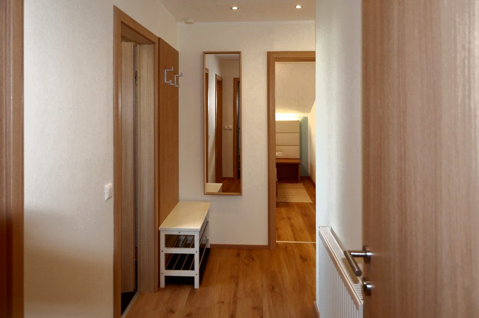 Heller Vorraum mit Garderobe und Spiegel