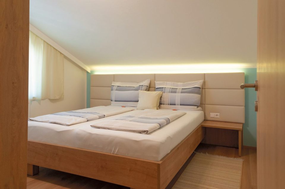 Doppelzimmer unter der Dachschräge mit Lichtleiste