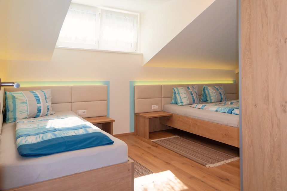 Vierbettzimmer: Einzelbetten unter dem Dachfenster