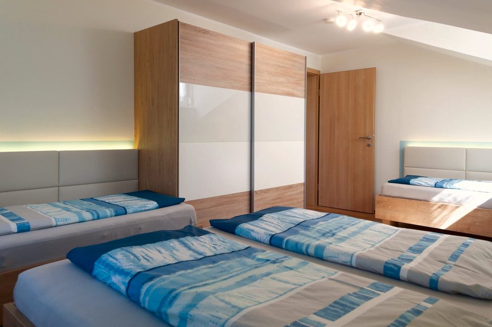 Vierbettzimmer mit großem Schiebetürenschrank