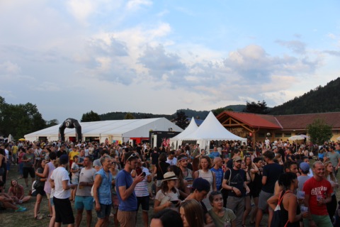 Festivalpublikum vor Zelten am Sonnegger See beim Acoustic Lakeside
