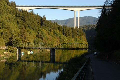 Alte eiserne Lippitzbachbrücke über der Drau, darüber die hohe Jörg-Haider-Brücke
