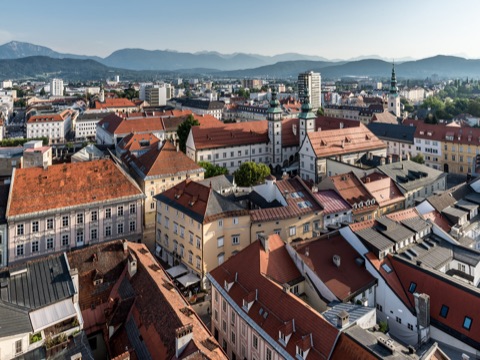 Blick über die Dächer der Klagenfurter Altstadt mit dem Landhaus und seinen beiden Türmen