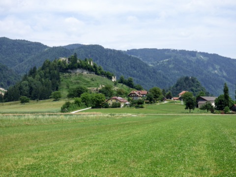 Die Ortschaft Waisenberg mit der Burgruine auf dem Hügel