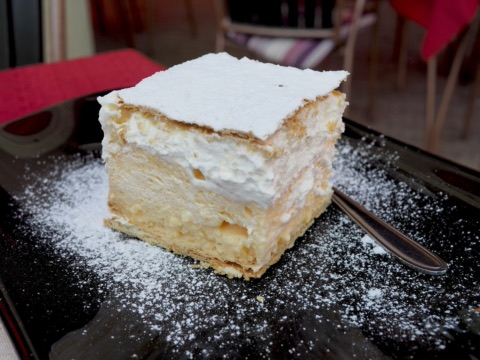 Bleder Cremeschnitte auf einem Teller am Bleder See
