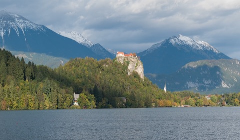 Burg Bled auf dem Felsen über dem Bleder See