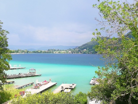 Badestege im türkisen Wasser des Klopeiner Sees bei Seelach