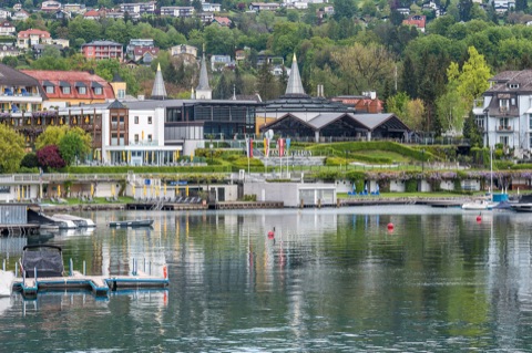 Casino Velden am Ufer des Wörthersees, vom See aus gesehen