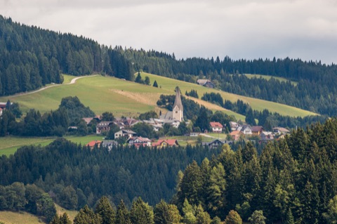 Das Bergdorf Diex mit der Wehrkirche St. Martin, von Westen gesehen
