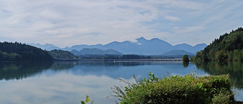 Blick über den Völkermarkter Stausee zur Draubrücke bei Völkermarkt, dahinter die Karawanken