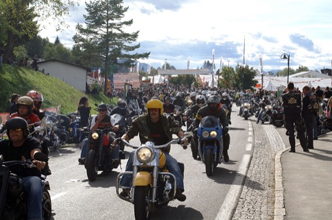 Motorradfahrer auf der Straße während der European Bike Week am Faaker See
