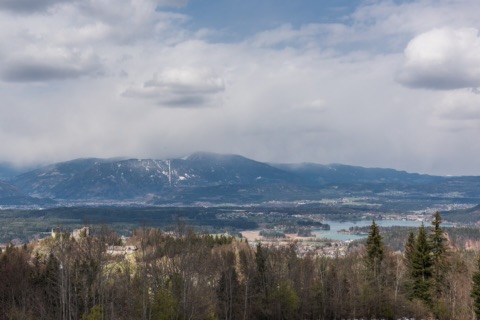 Burgruine Finkenstein über dem Faaker See, dahinter die Berge um Villach