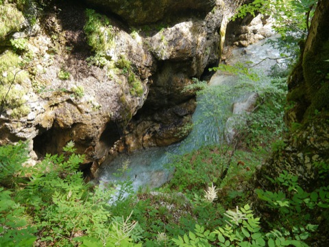 Türkisfarbener Bach zwischen bemoosten Felswänden in der Tscheppaschlucht