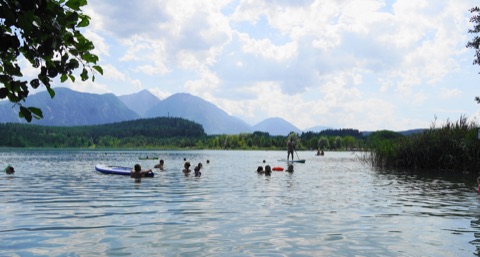 Badende im Turnersee mit Blick nach Süden auf die Karawanken