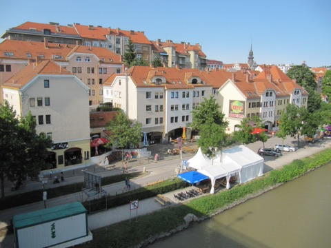 Festivalzelte und Stände am Drauufer im Viertel Lent in Maribor an einem Sommertag