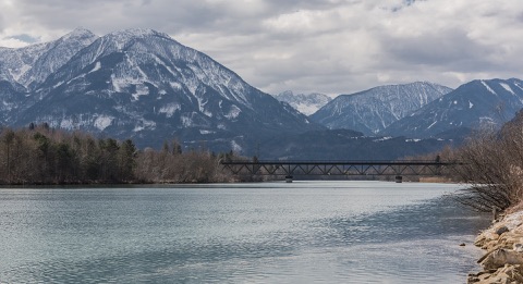 Die Drau bei Kleindorf in der Gemeinde St. Kanzian mit der alten Eisenbahnbrücke