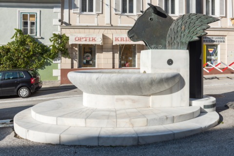 Der Freyungsbrunnen von Kiki Kogelnik auf dem 10.-Oktober-Platz in Bleiburg