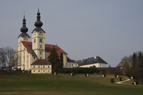 Die Basilika Maria Loreto in St. Andrä im Lavanttal, neben dem Festgelände des Gackern
