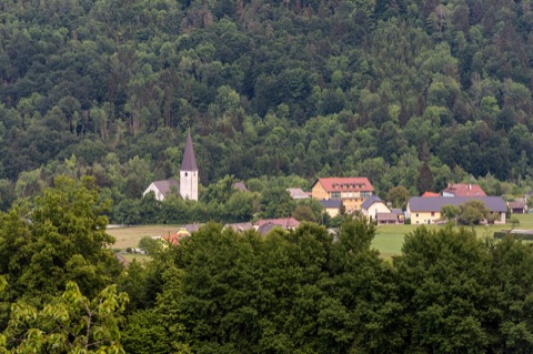 Das Dorf Gallizien mit der Pfarrkirche hl. Jakobus