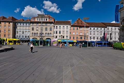 Hauptplatz in Graz mit Rathaus und historischen Bürgerhäusern