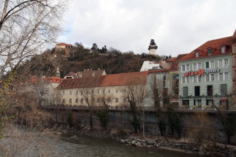 Blick von der Hauptbrücke über die Mur auf den Grazer Schloßberg mit Uhrturm