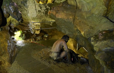 Farbige Tropfsteine in der Griffener Tropfsteinhöhle