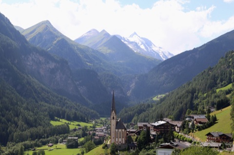 Heiligenblut mit der Wallfahrtskirche vor dem Großglockner