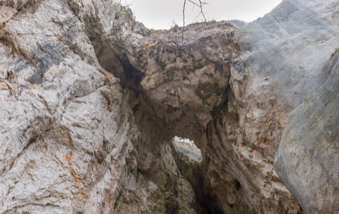 Rosaliengrotte am Hemmaberg mit Kapelle in der Felswand