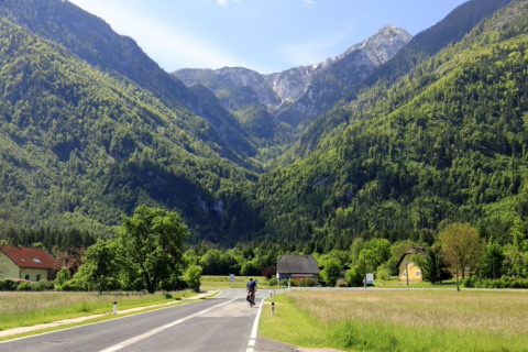 Blick ins Wildensteiner Tal mit dem Hochobir im Hintergrund
