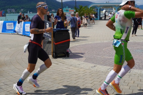 Läufer beim Ironman Austria 2024 auf der Seepromenade in Klagenfurt am Wörthersee, Zuschauer am Streckenrand