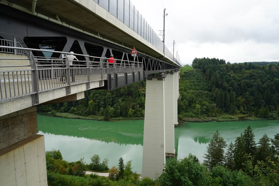 Rad- und Fußweg an der Jauntalbrücke hoch über der türkisgrünen Drau