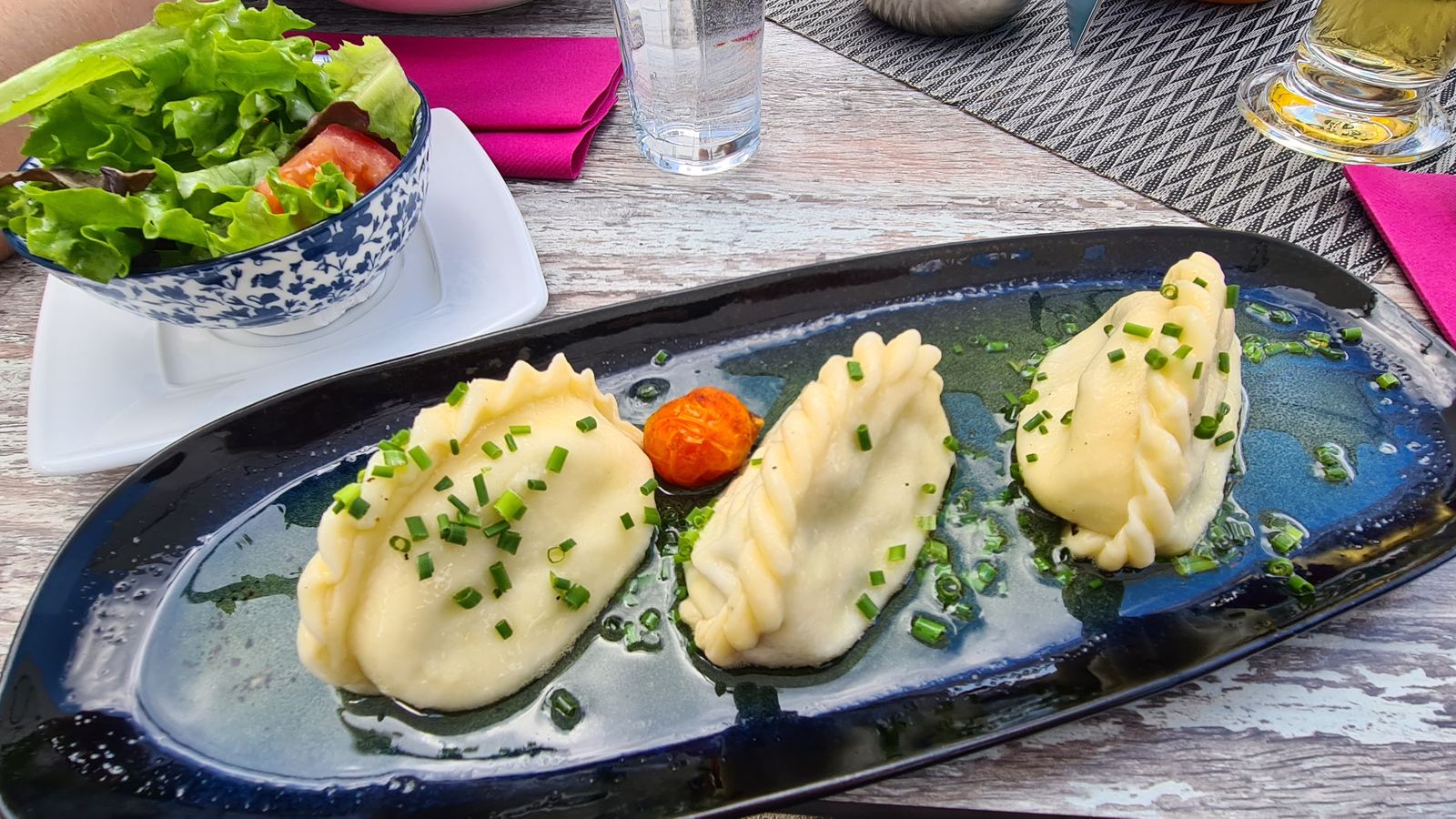 Kärntner Kasnudeln mit brauner Butter und Schnittlauch, dazu grüner Salat