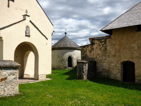 Vorhalle der Pfarrkirche, Rundkarner und Mesnerhaus in Stein im Jauntal