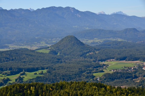 Der bewaldete Kathreinkogel bei Schiefling, gesehen vom Pyramidenkogel
