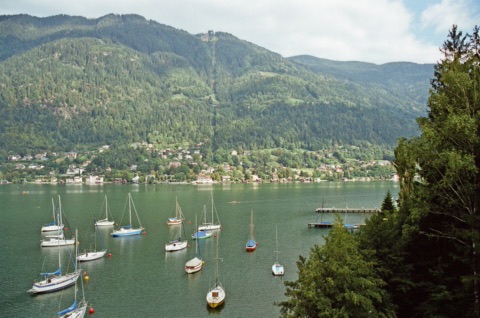 Ossiacher See mit Blick auf die Kanzelhöhe und die Trasse der Kanzelbahn