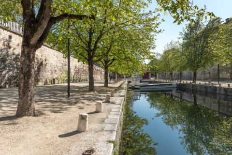 Der Lendhafen in Klagenfurt mit Kastanienbäumen am Ende des Lendkanals