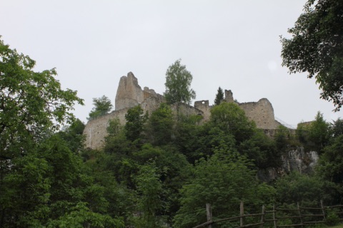 Burgruine Rabenstein auf ihrem Felsen über St. Paul im Lavanttal