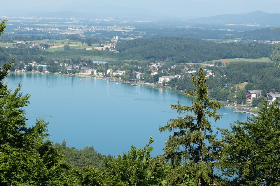 Blick vom Georgiberg über den türkisen Klopeiner See, dahinter St. Kanzian und das Jauntal