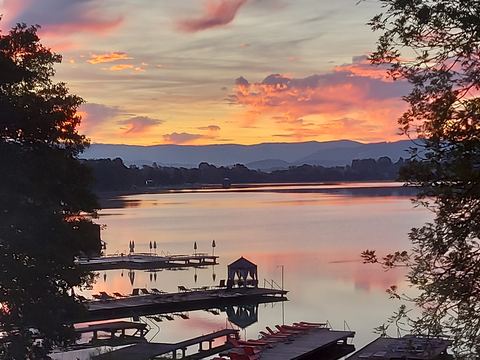 Sonnenaufgang über dem Klopeiner See bei Seelach, rosa Himmel über Stegen und Wasser