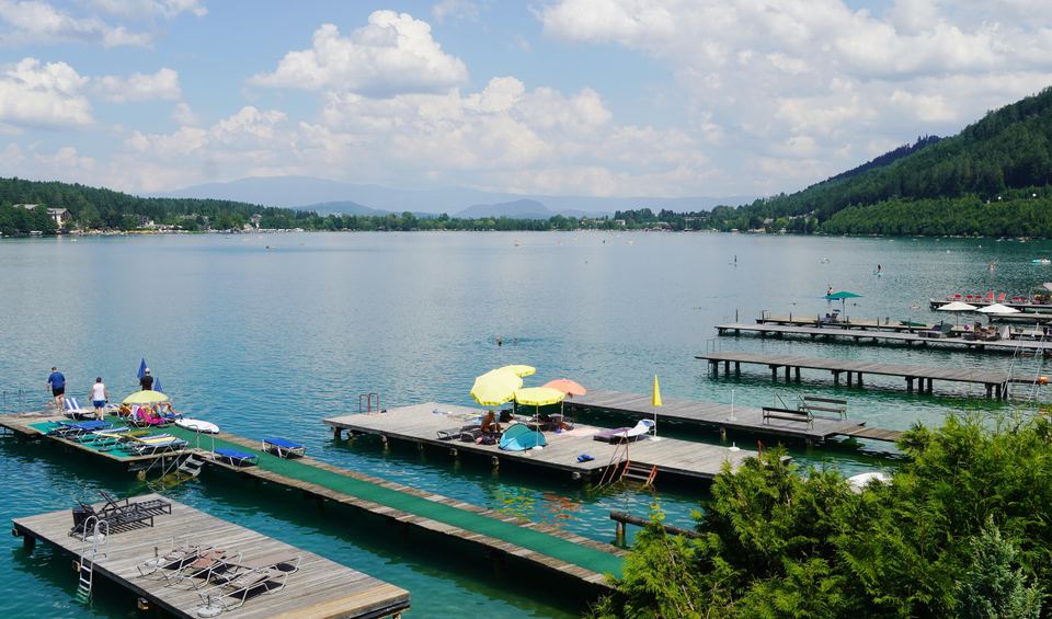 Badestege am Westufer des Klopeiner Sees an einem Sommertag mit Blick über den See
