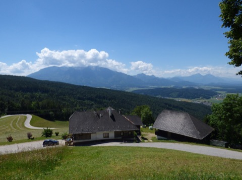 Bauernhof am Kömmel bei Bleiburg mit der Petzen im Hintergrund