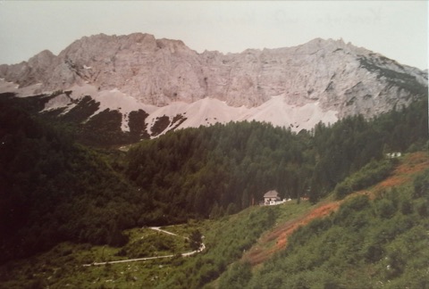 Blick von Norden auf das Koschutahaus vor der Felswand der Koschuta