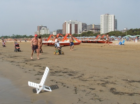 Sandstrand von Lignano Sabbiadoro mit Sonnenschirmen