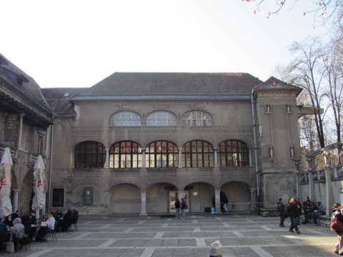 Hauptinnenhof der Križanke in Ljubljana mit Arkadenfassade