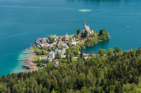 Halbinsel Maria Wörth mit ihren Kirchen im Wörthersee, vom Pyramidenkogel aus gesehen