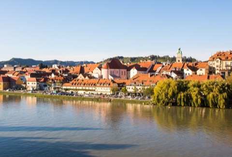 Die Drau und die Uferpromenade des Lent-Viertels in Maribor