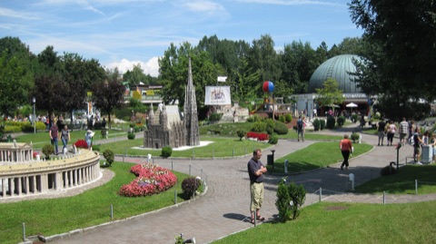 Blick über den Miniaturpark Minimundus in Klagenfurt mit Modellen berühmter Bauwerke
