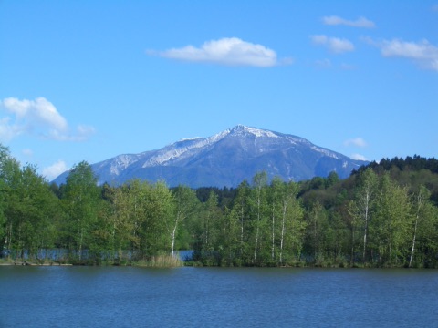 Das Bergmassiv der Petzen, gesehen vom Völkermarkter Stausee